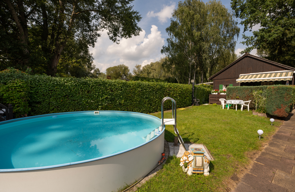 Gartenbungalow - Vorgarten mit Pool